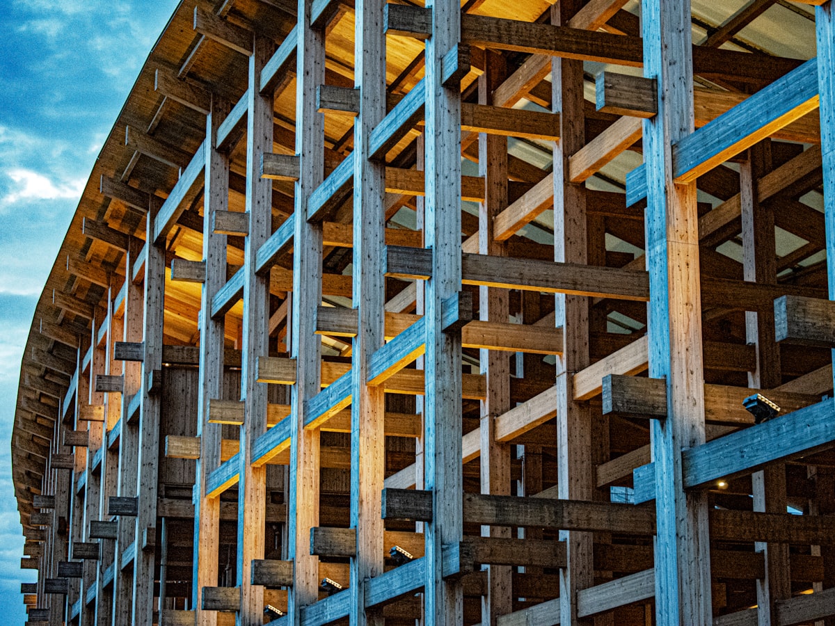 Komplexes, präzise gefertigtes Holztragwerk