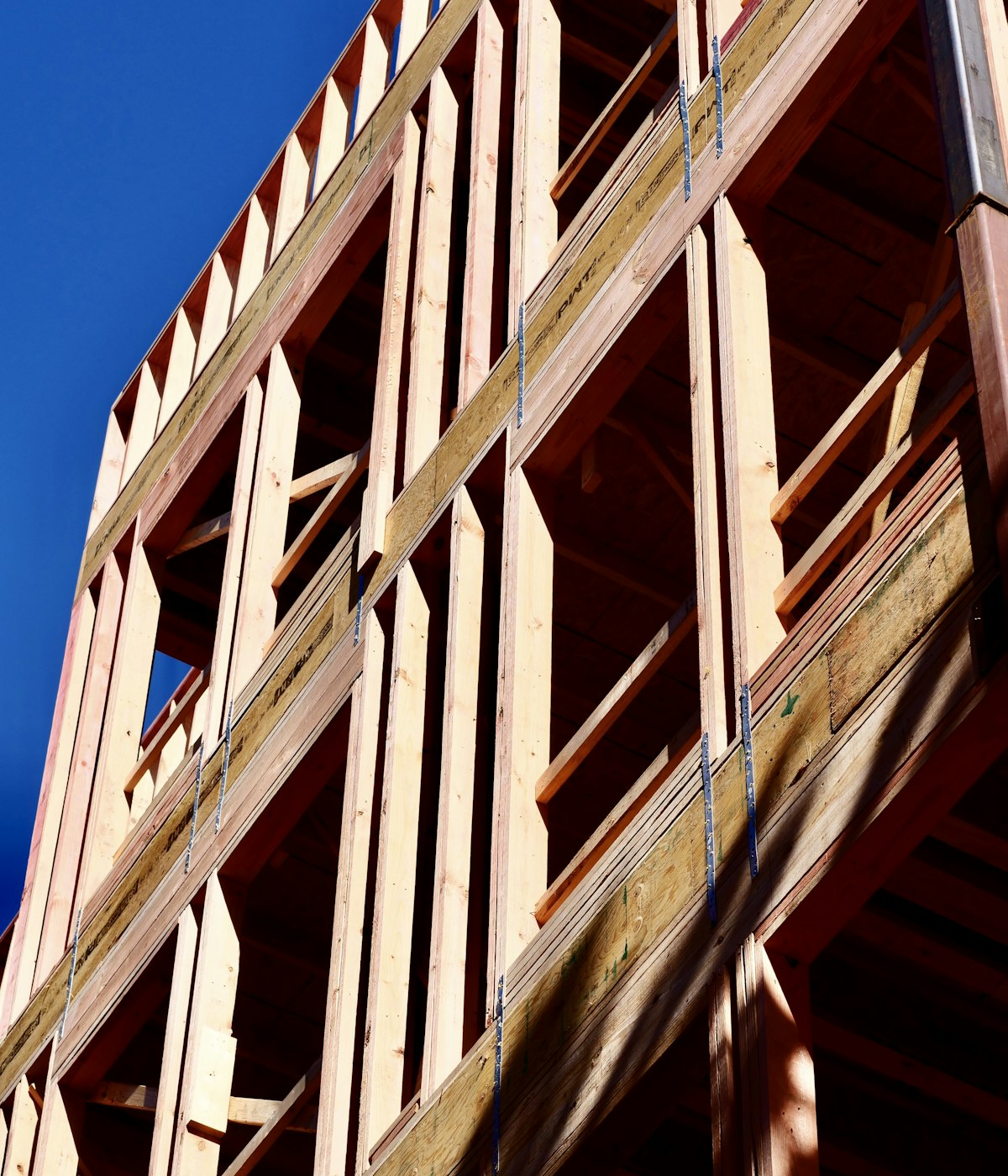 Holzrahmenbau während der präzisen Montage